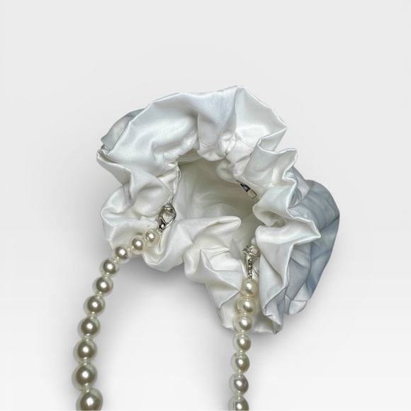 Pearl Handle White Satin Clutch - Picture 4 of 4